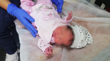 Olmaz olsun böyle anne! 1 haftalık kız bebeğini su kanalına bırakmış