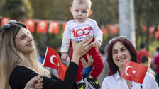 Türkiye iliklerine kadar Cumhuriyet'i kutluyor! Nereye baksan kırmızı-beyaz! 🤍❤️Meydanlarda 7'den 70'e 100. yıl coşkusu