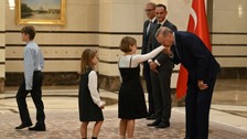 Cumhurbaşkanı Erdoğan Slovenya Büyükelçisi Rencelj'in çocuklarının elini öptü