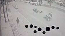 Antalya'da annesinin elini bırakan çocuk yola atladı, ikisi de motosiklet altında kaldı!