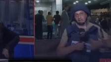 Filistinli gazeteci miğfer ve yeleğini çıkartarak isyan etti! Kurban gibi ölüm için sıramızı bekliyoruz