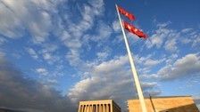 Anıtkabir'e özel bayrak değişim töreni! Yıpranan Türk bayrağı gönderden indirilmeden değiştirildi