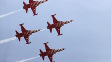 Türk yıldızları Ata'ya saygı için uçtu