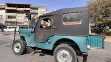 1954 model baba yadigarı cipini satmaya gönlü el vermiyor!