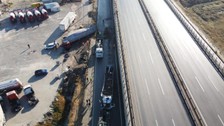 Yağış kaza getirdi! Eskişehir'de 2 TIR, kayganlaşan yolda köprüden bağlantı yoluna uçtu