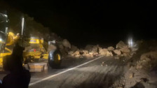 Artvin'de heyelan; kayalar kara yoluna düştü