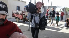 Filistinliler Gazze'ye Refah Sınır Kapısı'ndan girmeye başladı