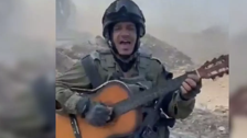 Gazzeli müzisyen, babadan yadigar gitarı İsrail askerinin elinde buldu!