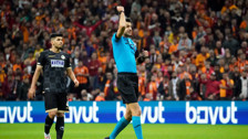 Sahalarda ender görülen bir an! Galatasaray-Alanyaspor maçının hakemi Ali Şansalan sakatlandı