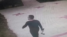 Ev sahibi kiracısını balta ile yaraladı! Olay anı güvenlik kamerasına yansıdı