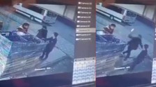 Çocuk, tartıştığı kişiyi satırla yaraladı! O anlar kamerada
