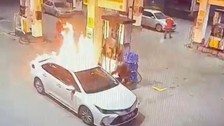 Erzincan'da bir otomobil, yakıt dolumu sırasında alev aldı: O anlar kamerada