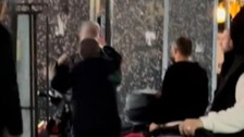 Samsun'da bir kadın kendisine hediye alan adama tekme-tokat saldırdı