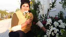 Kadınlar konteyner kent Hatay'ın sokaklarına fidanlar dikerek yeşertti!