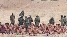 Katil İsrail Gazze'de yüzlerce sivil erkeği soyup gözlerini bağladı!