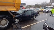 Düzce'de felaket kaza! Otomobil ok gibi kamyona saplandı