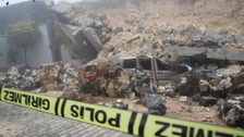 Gaziantep'te yağışlar sonrası istinat duvarı araçların üzerine çöktü