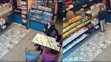 Ünlü baklavacıda tatlı sipariş etti, cüzdan çaldı!