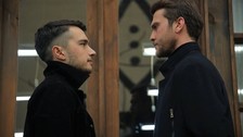 Ünlü oyuncu Burak Dadak sahnede kaza geçirince hastaneye kaldırıldı!
