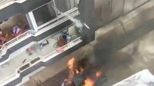 Mersin'de bir vatandaş yanan araca balkondan su dökerek müdahale etti