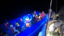 Çanakkale'de Yunan unsurlarınca Türk kara sularına geri itilen 17 kaçak göçmen kurtarıldı