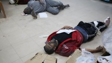 İsrail'in saldırılarından kaçan ve Şifa Hastanesi'ne sığınan siviller zor şartlar altında hayatta kalmaya çalışıyor