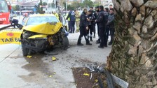 Maltepe'de kaza yapan taksi şoförü araç içinde sıkıştı! Hayata döndürmek için dakikalarca kalp masajı yapıldı