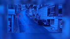 İzmir'de korkutan anlar: Bebek arabası yokuş aşağı gitti