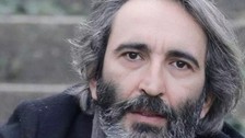 Sette sürpriz aşk! Fırat Tanış kiminle aynı evde yaşıyor? Gönlünü yönetmen arkadaşına kaptırdı