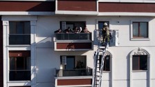 Son Dakika: İstanbul Sultangazi'de kurutma makinesinde çıkan yangın tüm daireyi sardı! Mahsur kalanlar var