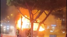 Mersin'de servis aracı alev alev yandı