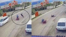 Çarpışmanın etkisiyle sürücü ve yaya havaya uçtu! O anlar kamerada