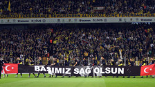 Derbi öncesi ısınmaya giden Fenerbahçeli oyuncular 'Başımız sağ olsun' pankartıyla sahaya çıktı