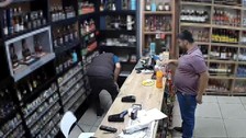 Eyüpsultan'da tekel bayiye giren şahıs, yaşlı adamı oyalayıp elektronik sigaraları çaldı!
