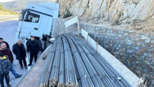 İnşaat demiri yüklü tır kayarak refüje girdi! Trafik durma noktasına geldi