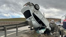 Kırıkkale'de bir otomobil refüje devrildi: 5 yaralı