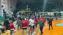 Yunanistan'da olaylı derbi! Voleybol mücadelesinde polis öldü