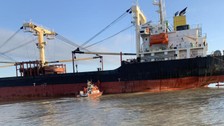 Son Dakika: Tuna Nehri'nde Türk gemicilerin olduğu gemi mayına çarparak karaya oturdu