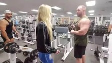 Para için bunu da yaptılar! Çırılçıplak spor salonuna girdi, kovuldu