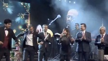 Özgür Özel ve Ekrem İmamoğlu'nun Halk TV ekranlarında coşkulu yılbaşı eğlencesi çok konuşuldu!  Murat Ongun'dan yanıt