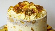 Pastane sahibinden 6 müşterisine yılbaşı sürprizi! Pastaların içine altın koydu