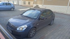 Yorgun mermi otomobilin camını deldi