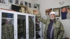 Depremde binalar yerle bir oldu şehit oğlunun tek fotoğrafına zarar gelmedi! Acılı baba evladının şehadeti sonrası alkolü bıraktı