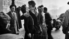 Paris'le özdeşleşen 'öpüşme' fotoğrafının kahramanı 93 yaşında hayatını kaybetti
