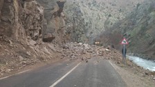 Artvin'de meydana gelen heyelan nedeniyle ulaşım tek şeritten kontrollü sağlanıyor
