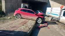 Otobüs ile otomobilin kafa kafaya çarpışması sonucu 1 kişi yaralandı