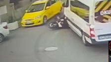 Şişli'de feci kaza! Yolcunun açtığı taksinin kapısıyla minibüsün arasında sıkışan motokurye hayatını kaybetti