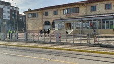 Trafik canavarı tramvay durağına daldı! Aşırı hız onlarca kişinin canına mal olacaktı