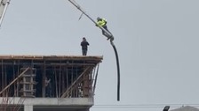 Afyonkarahisar'da akılalmaz görüntüler! Beton pompasının üzerine yattı 20 metre yükseğe çıktı