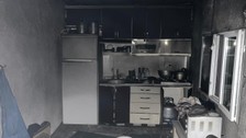 Babasına kızdı kardeşi evdeyken evi yaktı